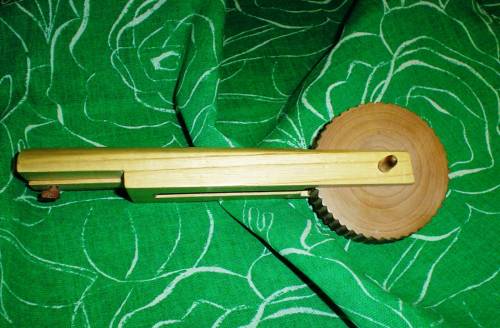 Шумовой музыкальный инструмент разновидность кубыза (варгана).