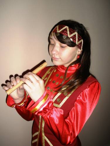 Игра на девичем курае (народной флейте)